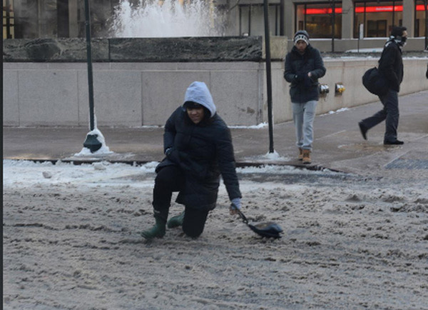 曼哈顿道路如溜冰场 纽约民众出行寸步难行