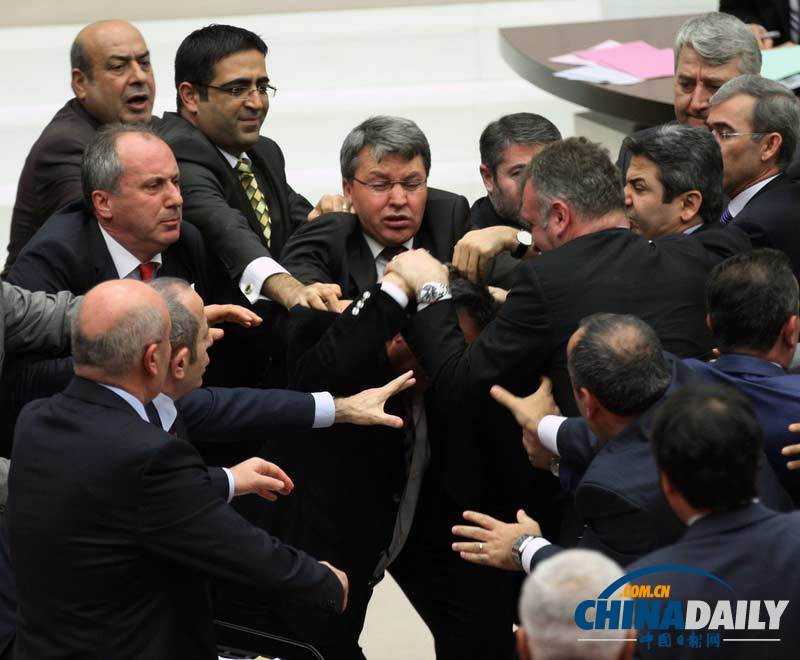 土耳其政府受腐败丑闻困扰 议会上演“肉搏战”