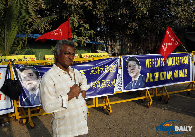 印度民众游行举横幅抗议安倍到访 反对两国核交易