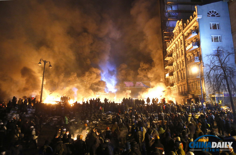 乌克兰冲突持续街道如战场 民众点蜡烛纪念被打死者