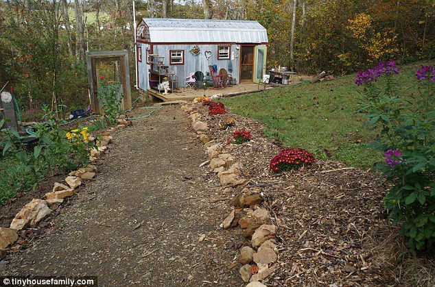 美国“蚁族” ：一家四口住15平小屋自己养鸡种菜