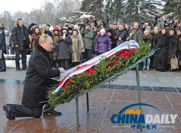 普京向公墓献花圈 纪念列宁格勒保卫战胜利70周年
