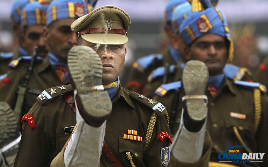 印度阅兵式展先进武器 安倍出席保安持枪护卫