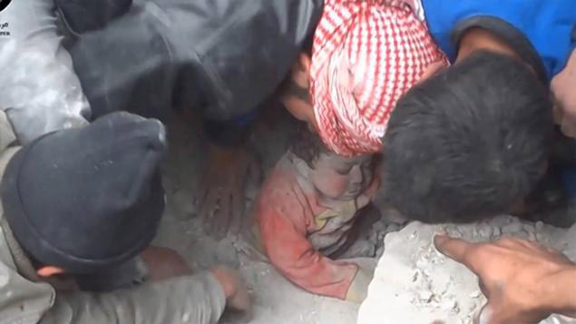 叙利亚内战的另一面：多人徒手挖掘被埋瓦砾中的幼童