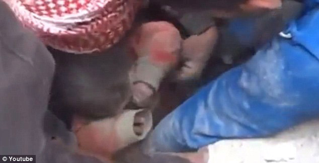 叙利亚内战的另一面：多人徒手挖掘被埋瓦砾中的幼童