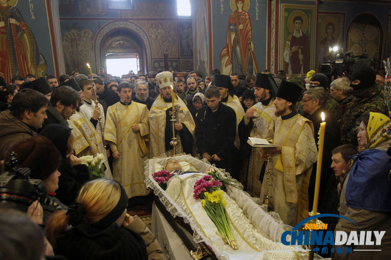 乌克兰反对派暂停抗议活动 为死者举行葬礼