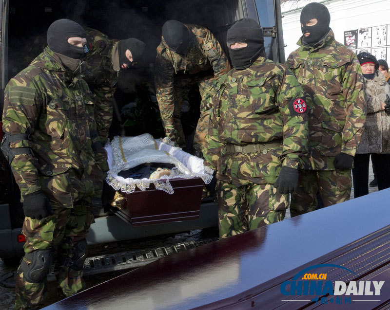 乌克兰反对派暂停抗议活动 为死者举行葬礼