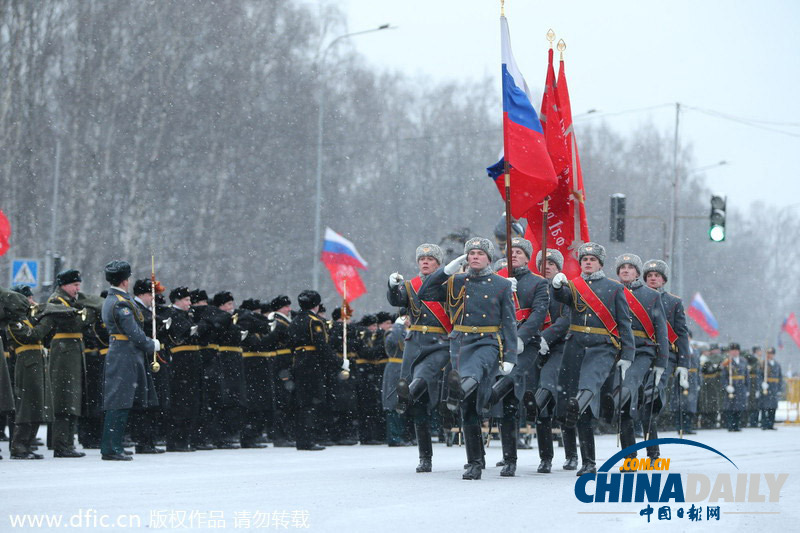 俄罗斯阅兵庆祝列宁格勒保卫战胜利70周年