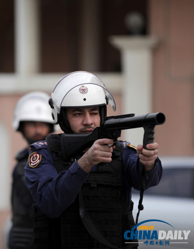 巴林民众抗议警方枪击青年 警方投催泪弹冲突激烈