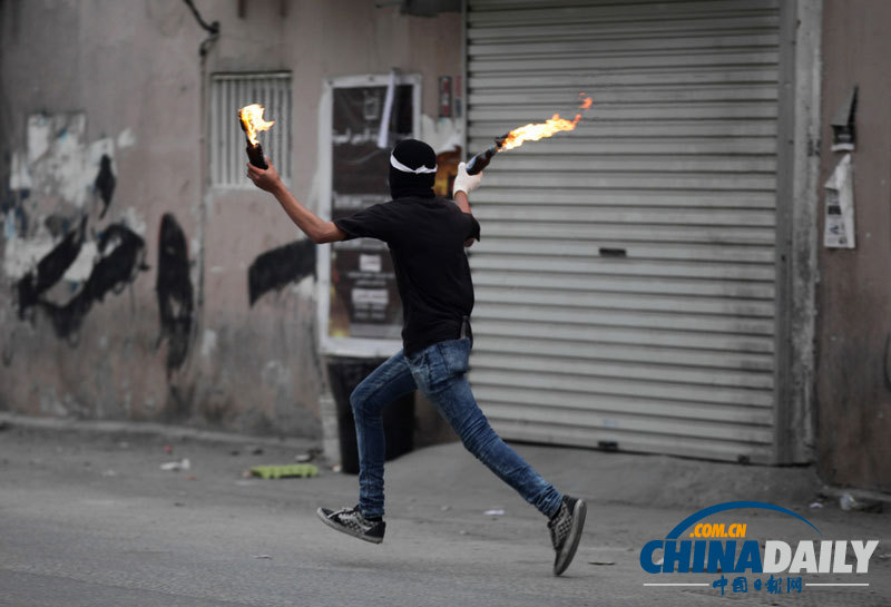 巴林民众抗议警方枪击青年 警方投催泪弹冲突激烈
