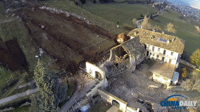 意大利发生山体滑坡 巨石滚落摧毁村庄
