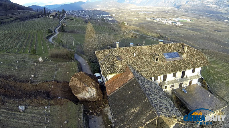 意大利发生山体滑坡 巨石滚落摧毁村庄