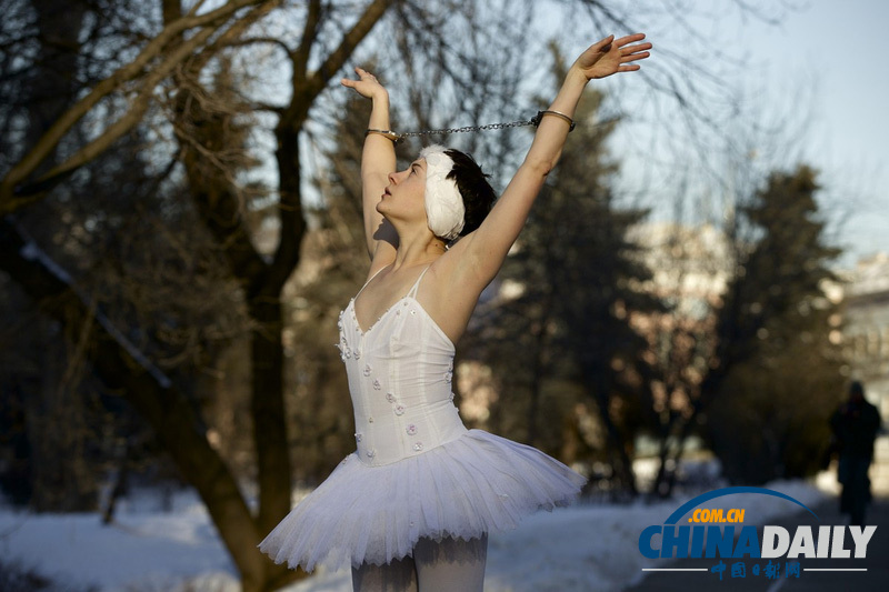 俄罗斯芭蕾舞者雪地戴镣铐跳舞 抗议俄政府