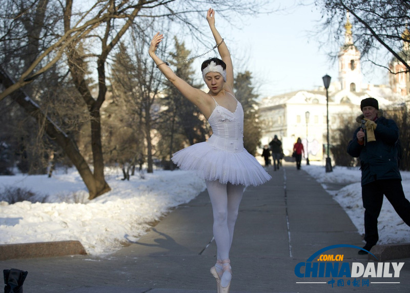 俄罗斯芭蕾舞者雪地戴镣铐跳舞 抗议俄政府