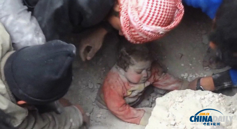 叙利亚一14个月女婴身陷战乱废墟中 被民众救出