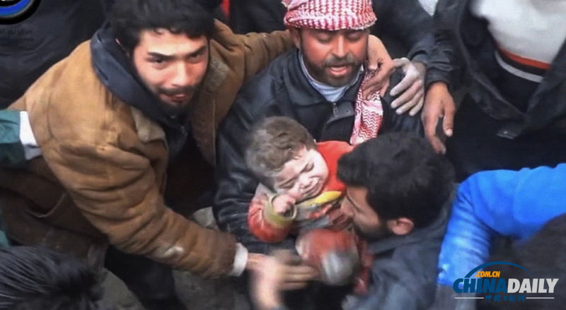 叙利亚一14个月女婴身陷战乱废墟中 被民众救出