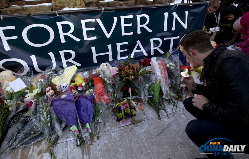 美国民众为商场枪击案遇难者举办悼念活动