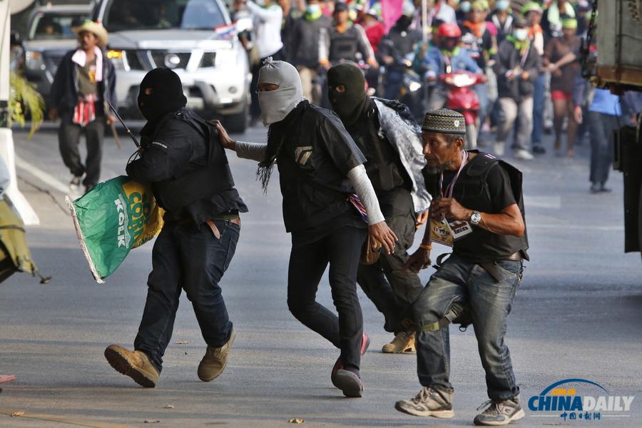 泰国大选前爆发枪战 反政府者身披“美军战服”