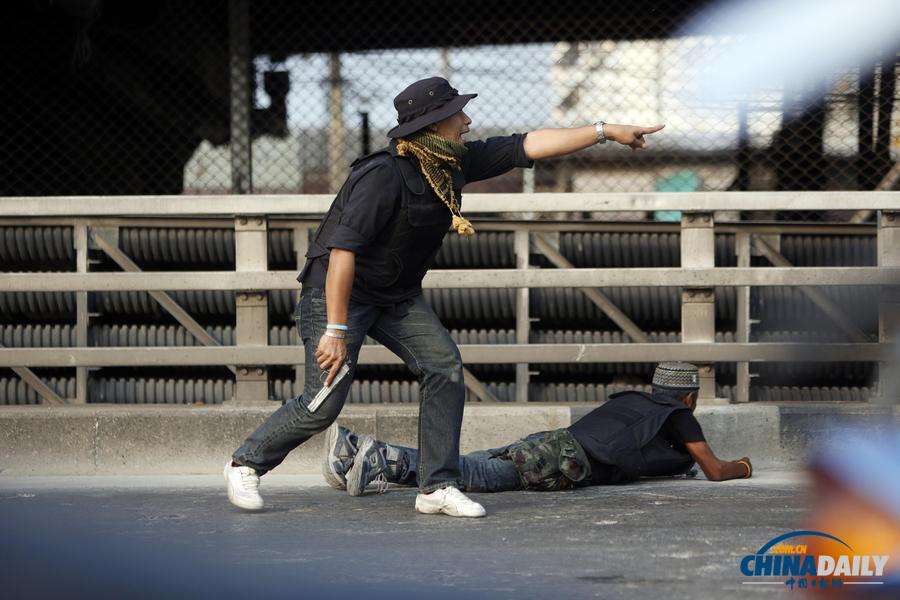 泰国大选前爆发枪战 反政府者身披“美军战服”