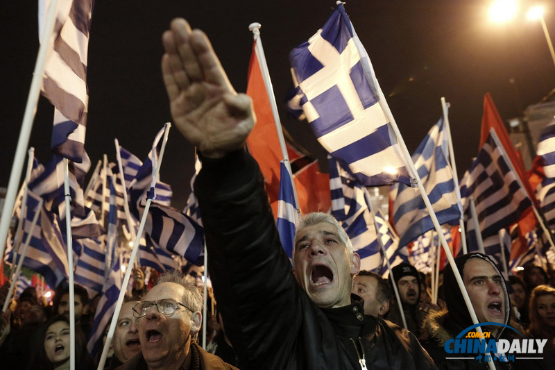 希腊金色黎明党支持者游行 行纳粹礼鼓吹极端主义