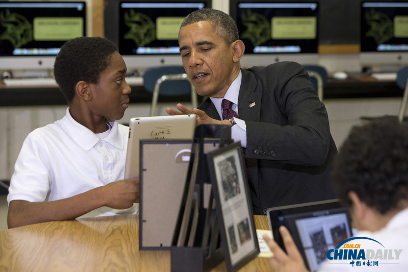 奥巴马教室内玩ipad 承诺向学校推广无线科技