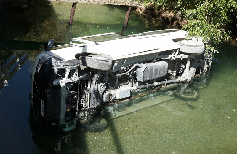 香港男子新西兰自驾游撞桥坠河 致10名亲友死伤