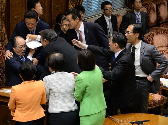 因批评秘密法案 《朝日新闻》被指欲推翻安倍政权