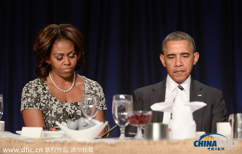 奥巴马夫妇出席国家祈祷早餐会 秀恩爱破不和谣言