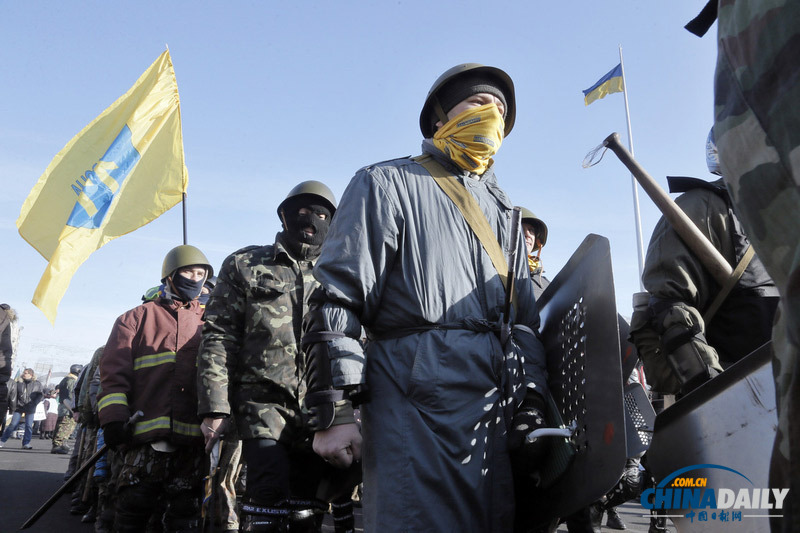 盾牌警棍头盔：乌克兰反政府示威者装备不输警察