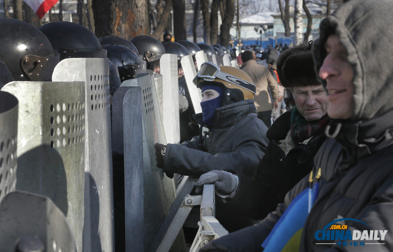 盾牌警棍头盔：乌克兰反政府示威者装备不输警察
