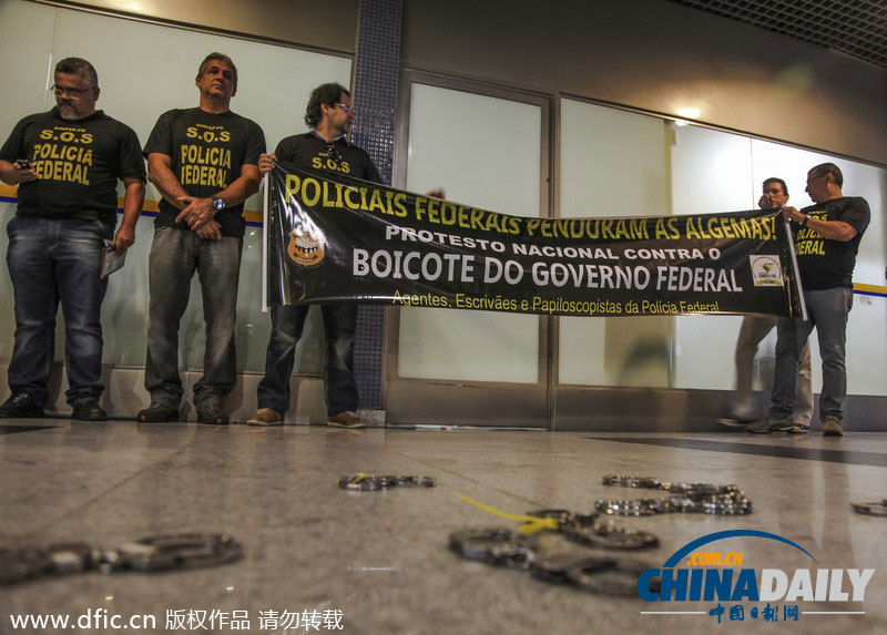 巴西警察持手铐集体示威 抗议政府腐败