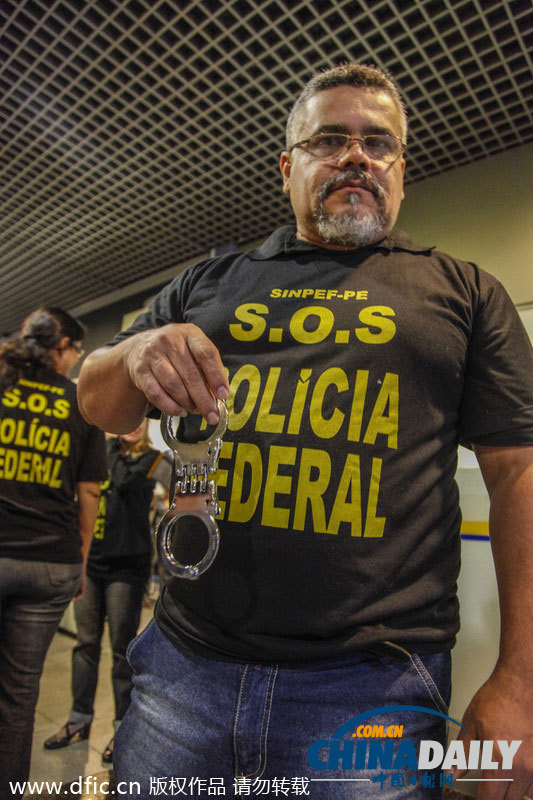 巴西警察持手铐集体示威 抗议政府腐败