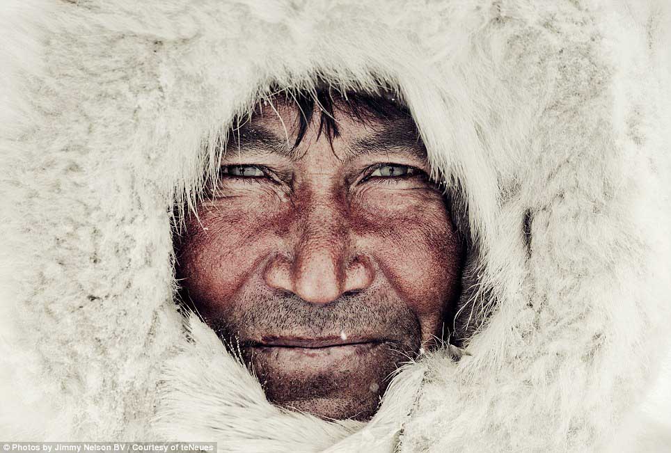 英国摄影师用镜头记录下正在消失的原始部落