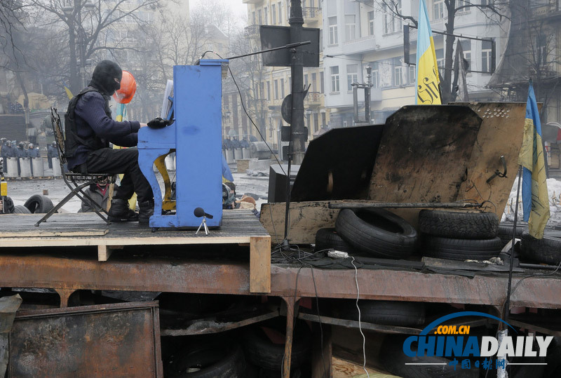 乌克兰示威者无惧警察包围优雅弹琴