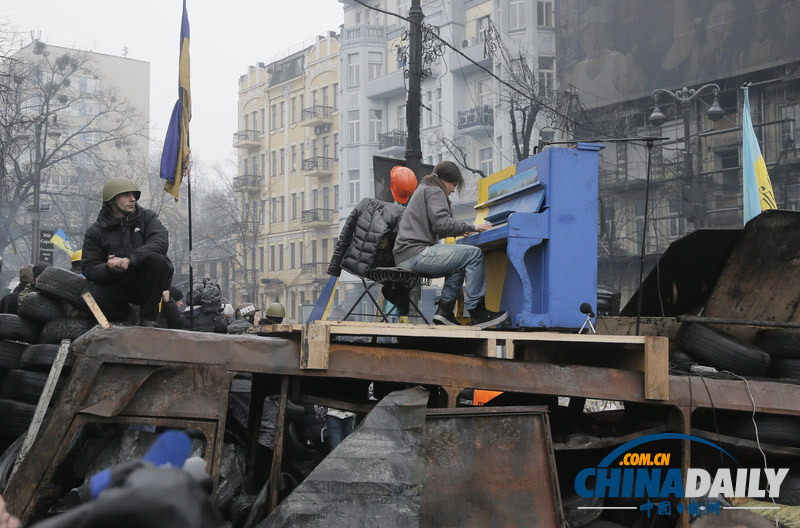 乌克兰示威者无惧警察包围优雅弹琴