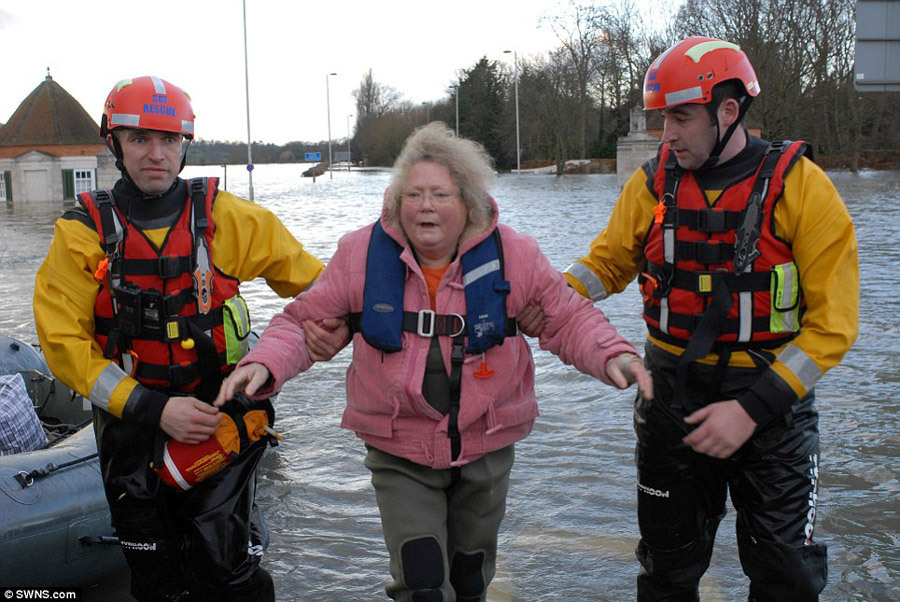 泰晤士河决堤洪水肆虐英国 大量房屋汽车被淹