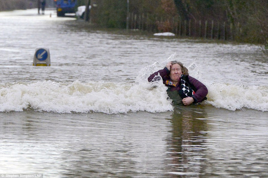泰晤士河决堤洪水肆虐英国 大量房屋汽车被淹