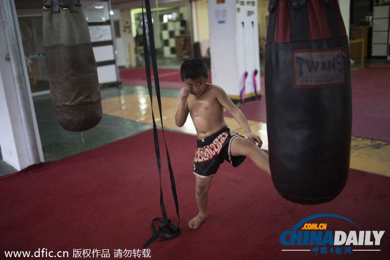 泰国最年轻泰拳选手年仅9岁 与成人对打