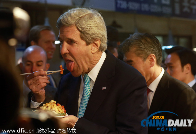 美国务卿克里逛韩国市场 吐舌吃品尝炒年糕