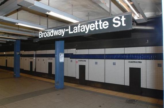 纽约女乘客地铁站发短信掉进轨道 列车驶过竟无大碍