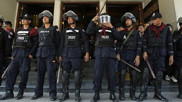 泰国出动防暴警察夺回被示威者占领区域
