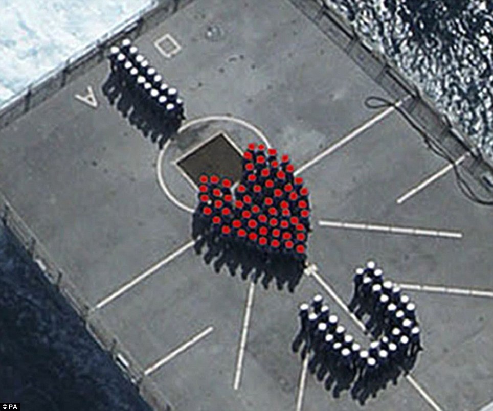 浪漫情人节：英国皇家海军船员甲板上拼“我爱你”
