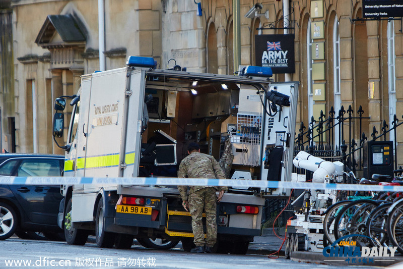 牛津大学征兵办收到疑似炸弹包裹 英国军方出动机器人排爆