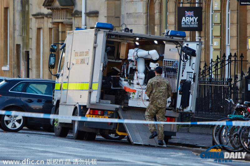 牛津大学征兵办收到疑似炸弹包裹 英国军方出动机器人排爆