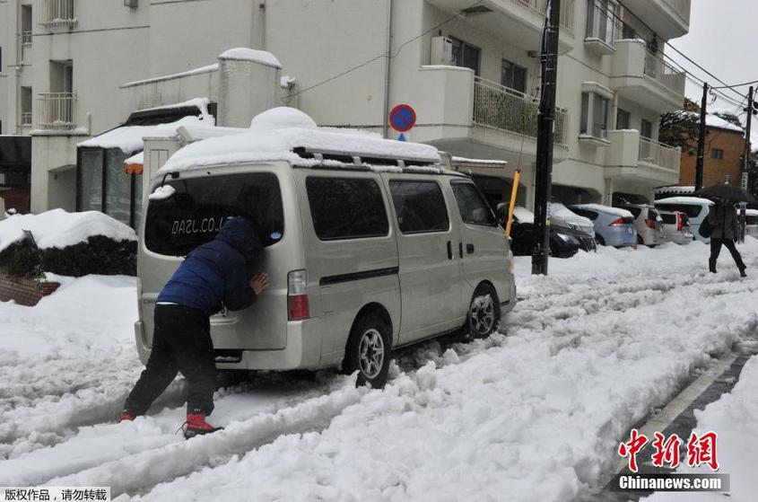 日本关东遭遇暴雪 路面积雪严重交通混乱