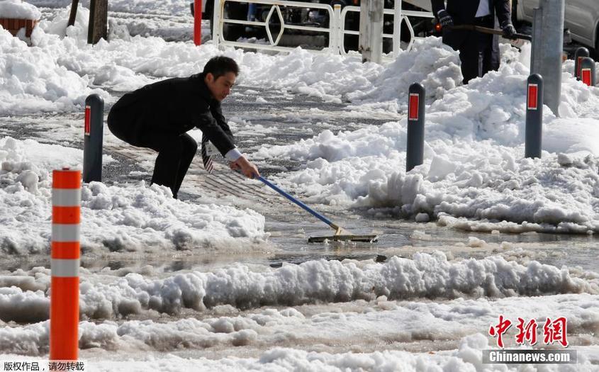 日本关东遭遇暴雪 路面积雪严重交通混乱
