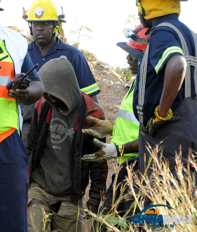 南非230名盗挖金矿矿工被困井下 人员陆续获救