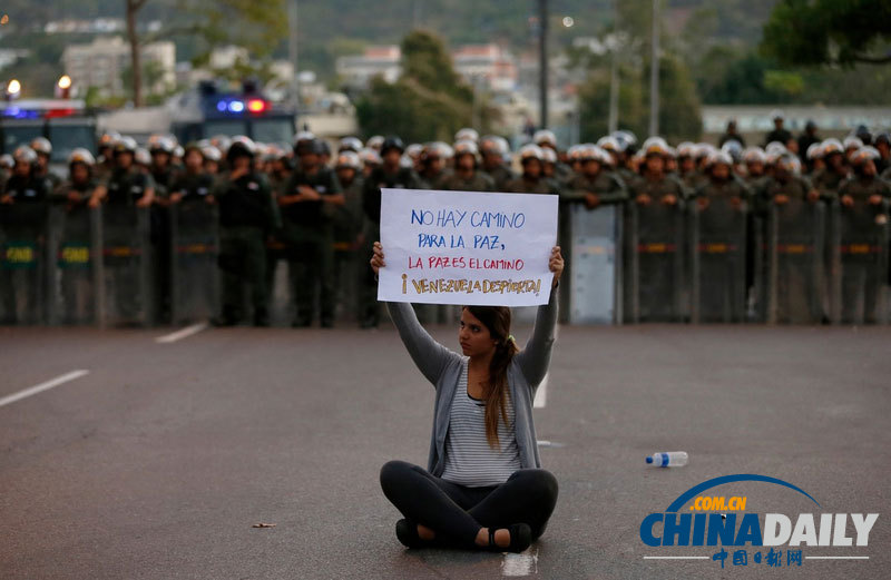 委内瑞拉示威抗议者与玻利瓦尔国民警卫队激烈冲突