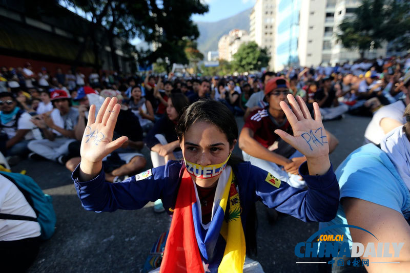 委内瑞拉示威抗议者与玻利瓦尔国民警卫队激烈冲突