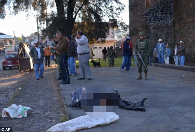 墨西哥街头惊现两具无头尸体 疑与贩毒集团有关